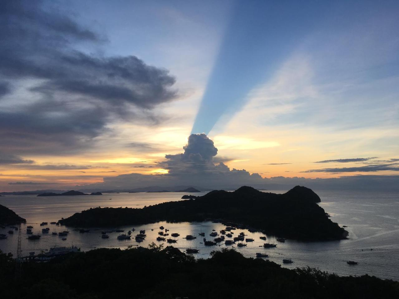 Bajo Sunset Hostel Labuan Bajo Esterno foto