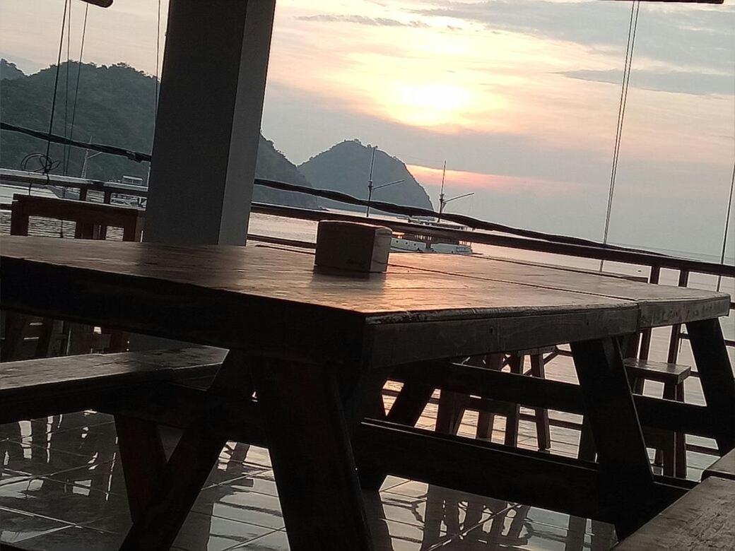 Bajo Sunset Hostel Labuan Bajo Esterno foto